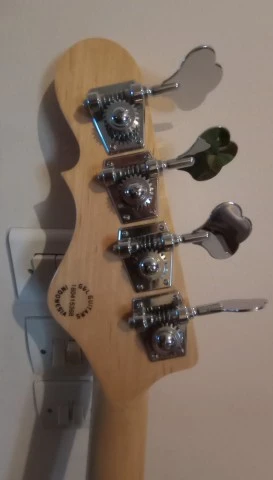 G&L Lb100