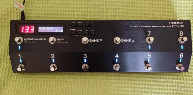 το BOSS ES-8 EFFECTS SWITCHING