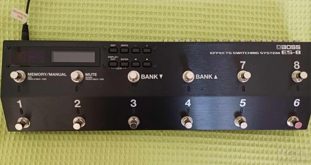 το BOSS ES-8 EFFECTS SWITCHING