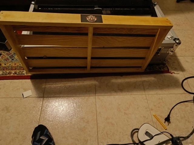 Hand made ξύλινο pedalboard