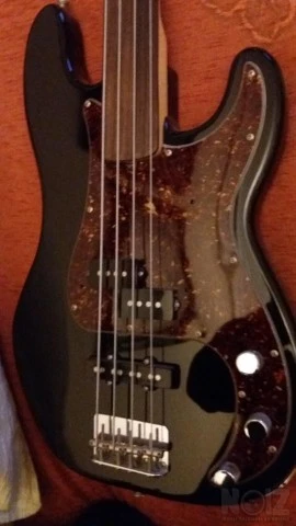 Fender presicion bass fretless 1977