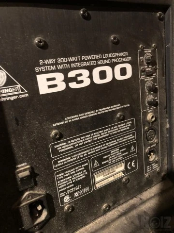 Behringer B300 300-watt 15” Powered PA S