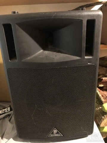Behringer B300 300-watt 15” Powered PA S
