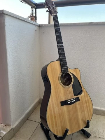 Ηλεκτρακουστικη κιθάρα