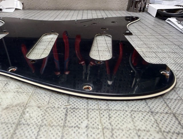 Pickguard SSS 3ply γνήσιο Fender