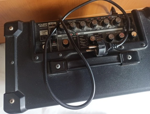 Roland Cube 40GX με το footswitch του