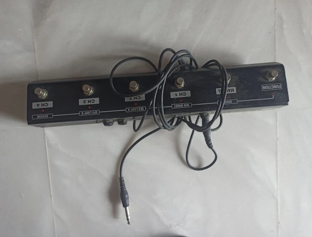 Roland Cube 40GX με το footswitch του
