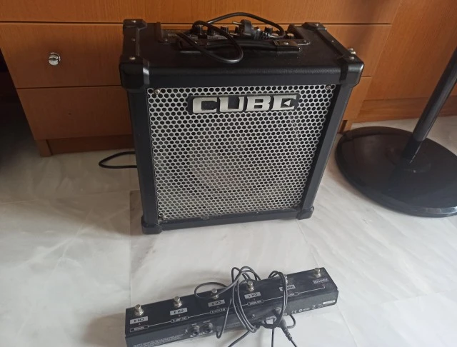 Roland Cube 40GX με το footswitch του