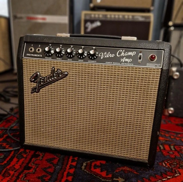 Ζητείται fender champ 