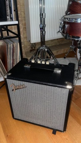 Fender RUMBLE 25 (Almost brand new)