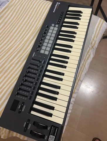 Novation Launchkey 49 midi keyboard/controller