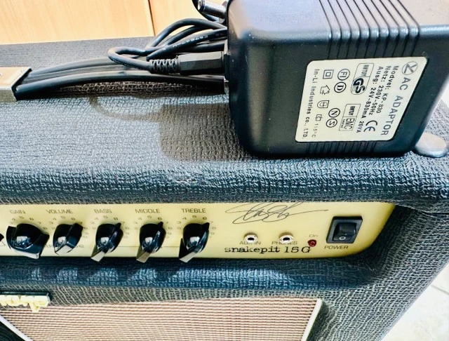 Epiphone Snakepit 15G "Slash Signature" με τροφοδοτικό.