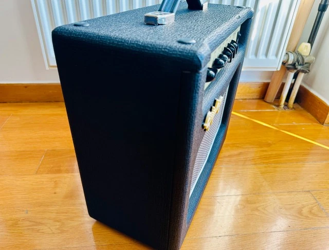 Epiphone Snakepit 15G "Slash Signature" με τροφοδοτικό.