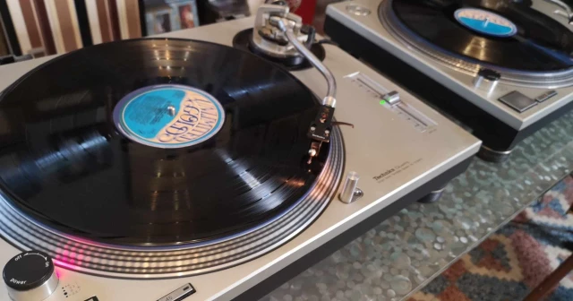 Δύο Technics SL-1200 Mk2