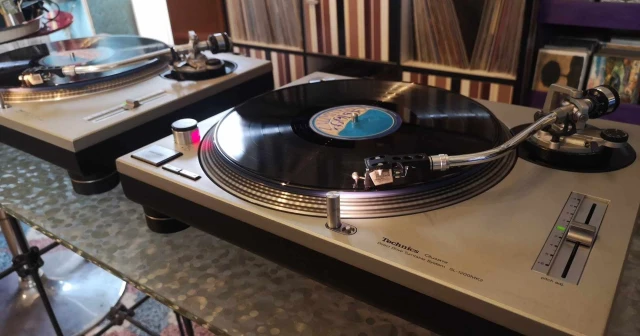 Δύο Technics SL-1200 Mk2