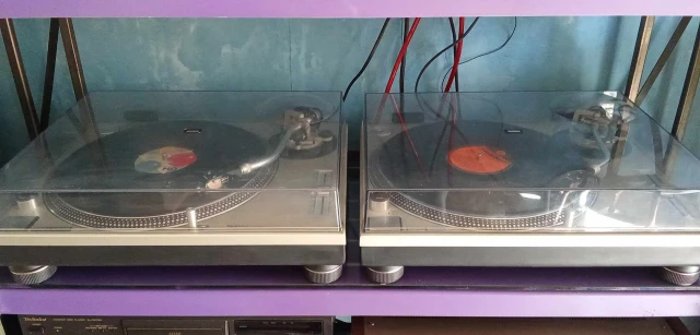 Δύο Technics SL-1200 Mk2