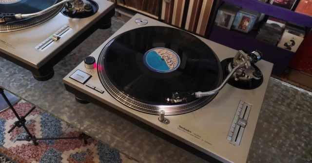 Δύο Technics SL-1200 Mk2