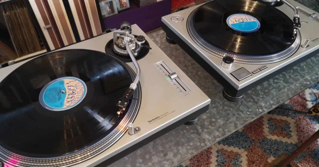 Δύο Technics SL-1200 Mk2
