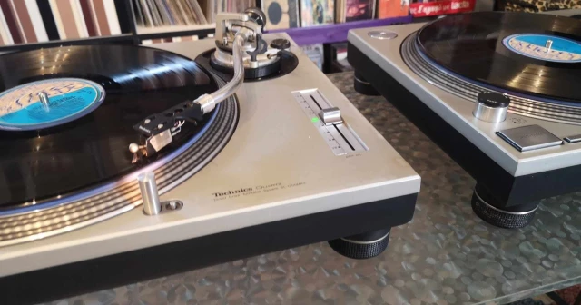 Δύο Technics SL-1200 Mk2