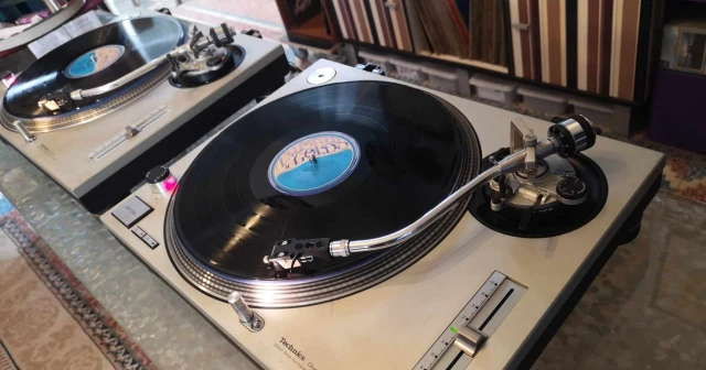 Δύο Technics SL-1200 Mk2