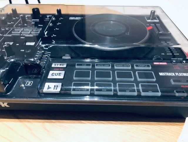 Numark Mixtrack Platinum FX + Decksaver 