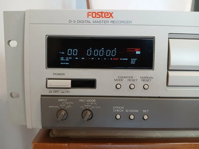 Fostex D5 Digital DAT Master Recorder