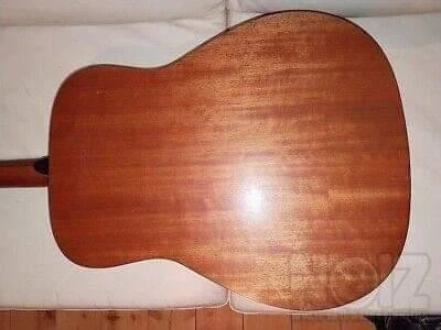 η ακουστική κιθάρα YAMAHA FG700