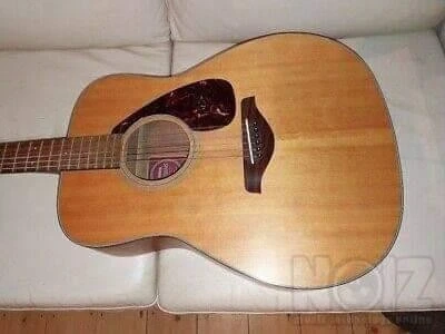 η ακουστική κιθάρα YAMAHA FG700