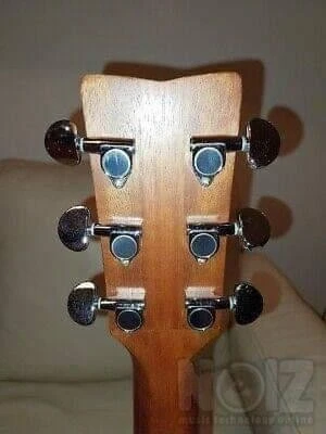 η ακουστική κιθάρα YAMAHA FG700