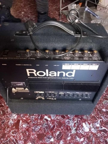 ROLAND KC-300 4-Ch Mixing Keyboard Ampli
