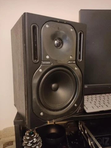 Studio monitors Behringer Truth B2030A