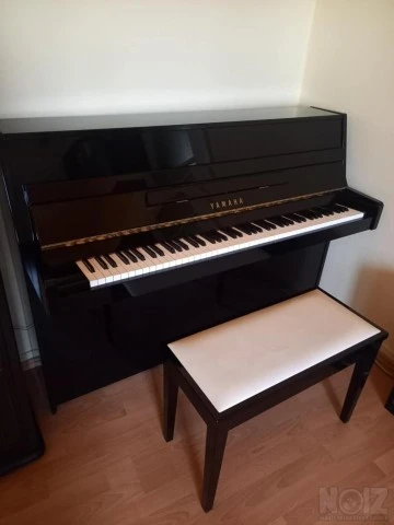 όρθιο κλασσικό πιάνο Yamaha