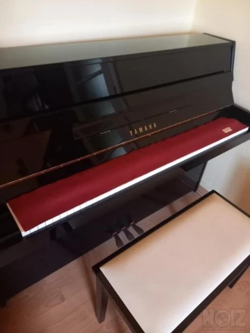 όρθιο κλασσικό πιάνο Yamaha