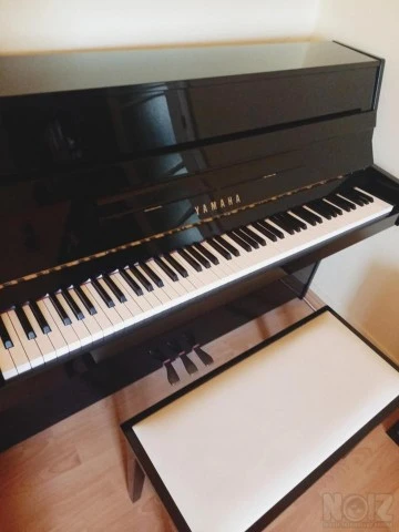 όρθιο κλασσικό πιάνο Yamaha