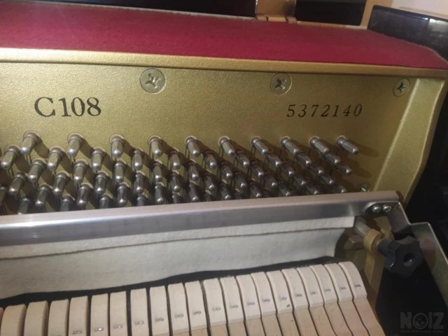 όρθιο κλασσικό πιάνο Yamaha
