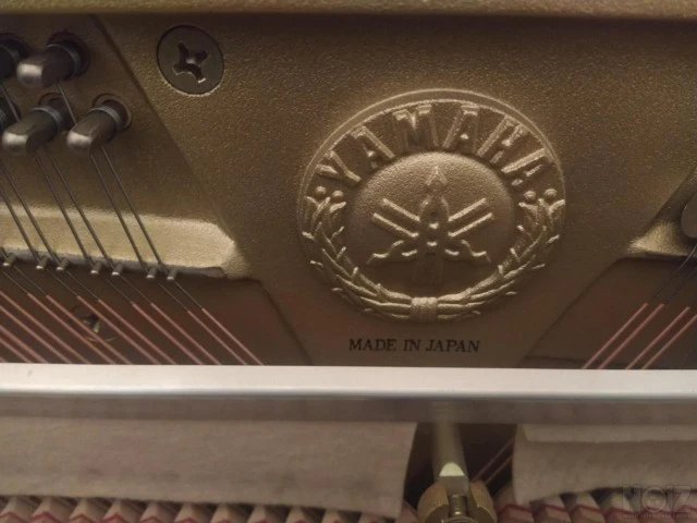 όρθιο κλασσικό πιάνο Yamaha
