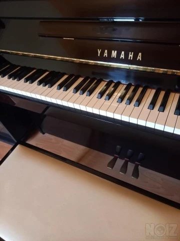 όρθιο κλασσικό πιάνο Yamaha