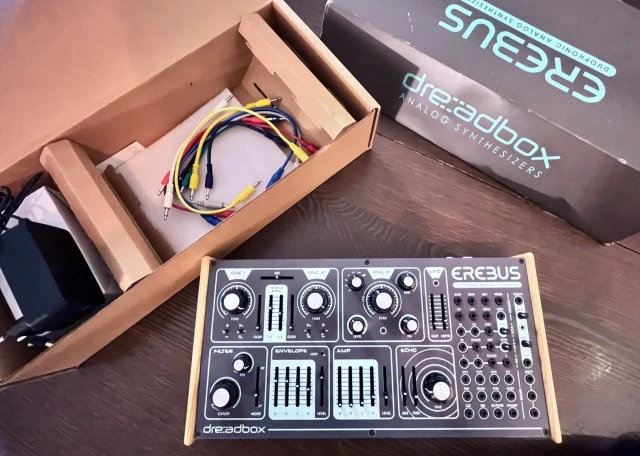Dreadbox Erebus V3 με κουτί και καλώδια
