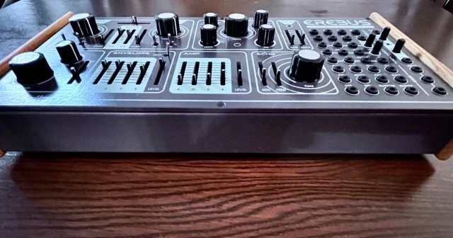 Dreadbox Erebus V3 με κουτί και καλώδια