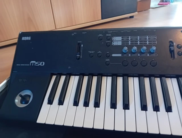 Korg m-50 73keys με hard case
