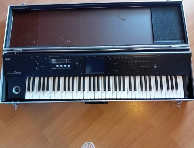 Korg m-50 73keys με hard case