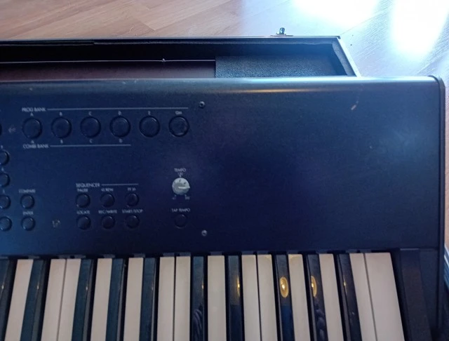 Korg m-50 73keys με hard case