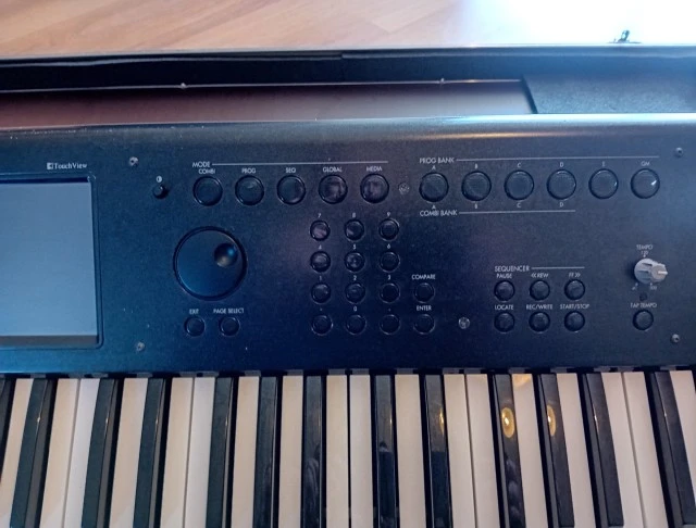 Korg m-50 73keys με hard case
