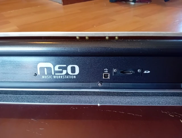 Korg m-50 73keys με hard case
