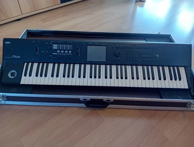 Korg m-50 73keys με hard case