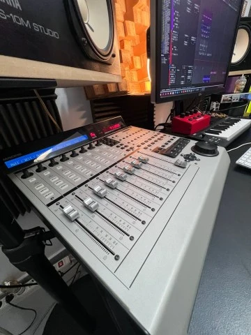 Mackie Control Universal Pro – 8 Channel Control Surfac