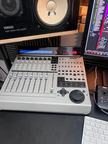 Mackie Control Universal Pro – 8 Channel Control Surfac