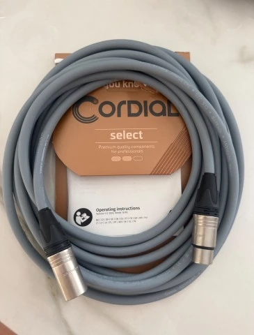 Speaker cable for guitar and bass amplifiers