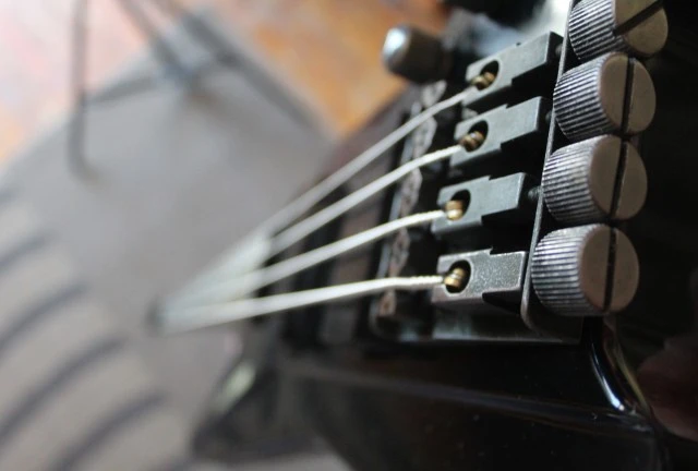 Yamaha BX 1 neck thru headless bass