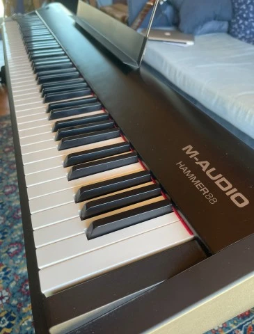 M-Audio Hammer 88 (μαζί με stand, πεντάλ & θήκη)
